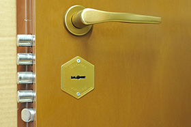 sostituzione serratura doppia mappa (prima) con serratura cilindro europeo (dopo)